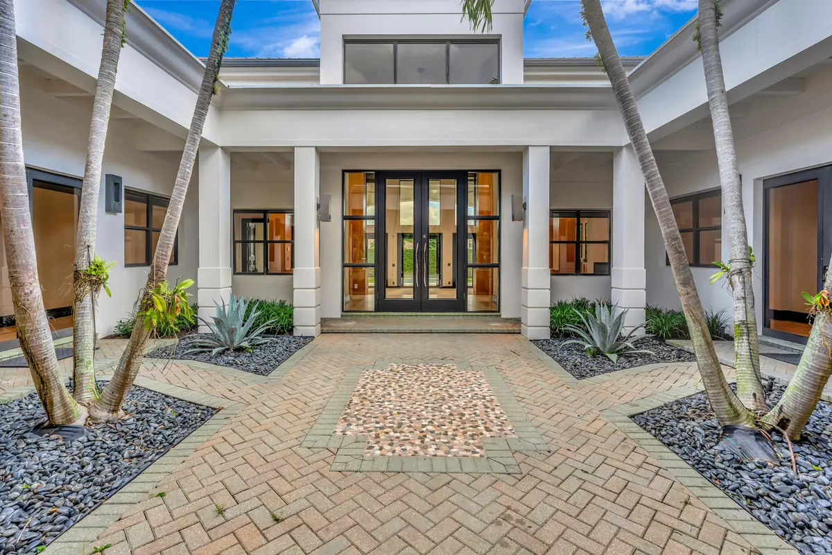 Courtyard 2 at 414 Mariner Drive, Jupiter