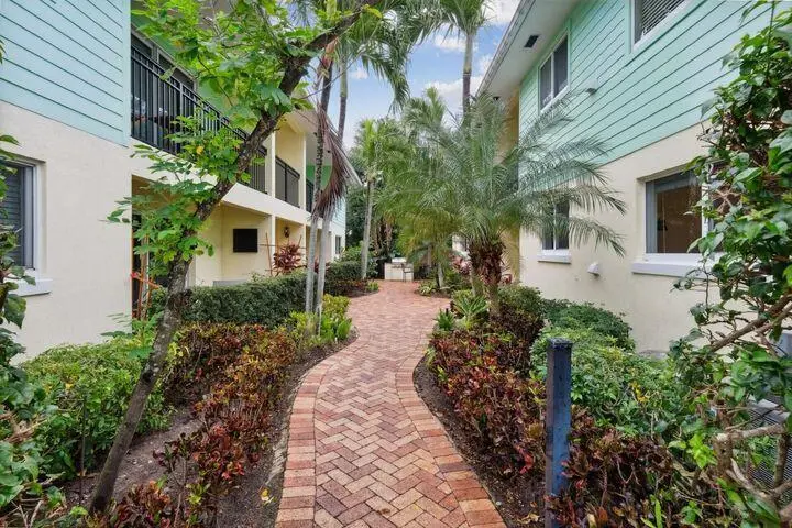 Courtyard Walkway at 49 SE 7TH Avenue, Delray Beach