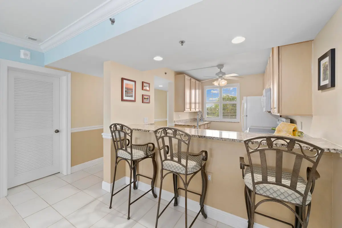 Bar area at 601 S SEAS Drive 204, Jupiter