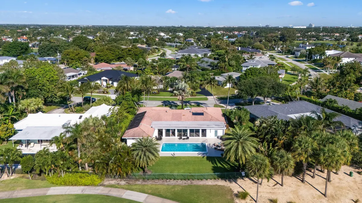 .34 acre lot and large backyard at 509 Greenway Drive, North Palm Beach