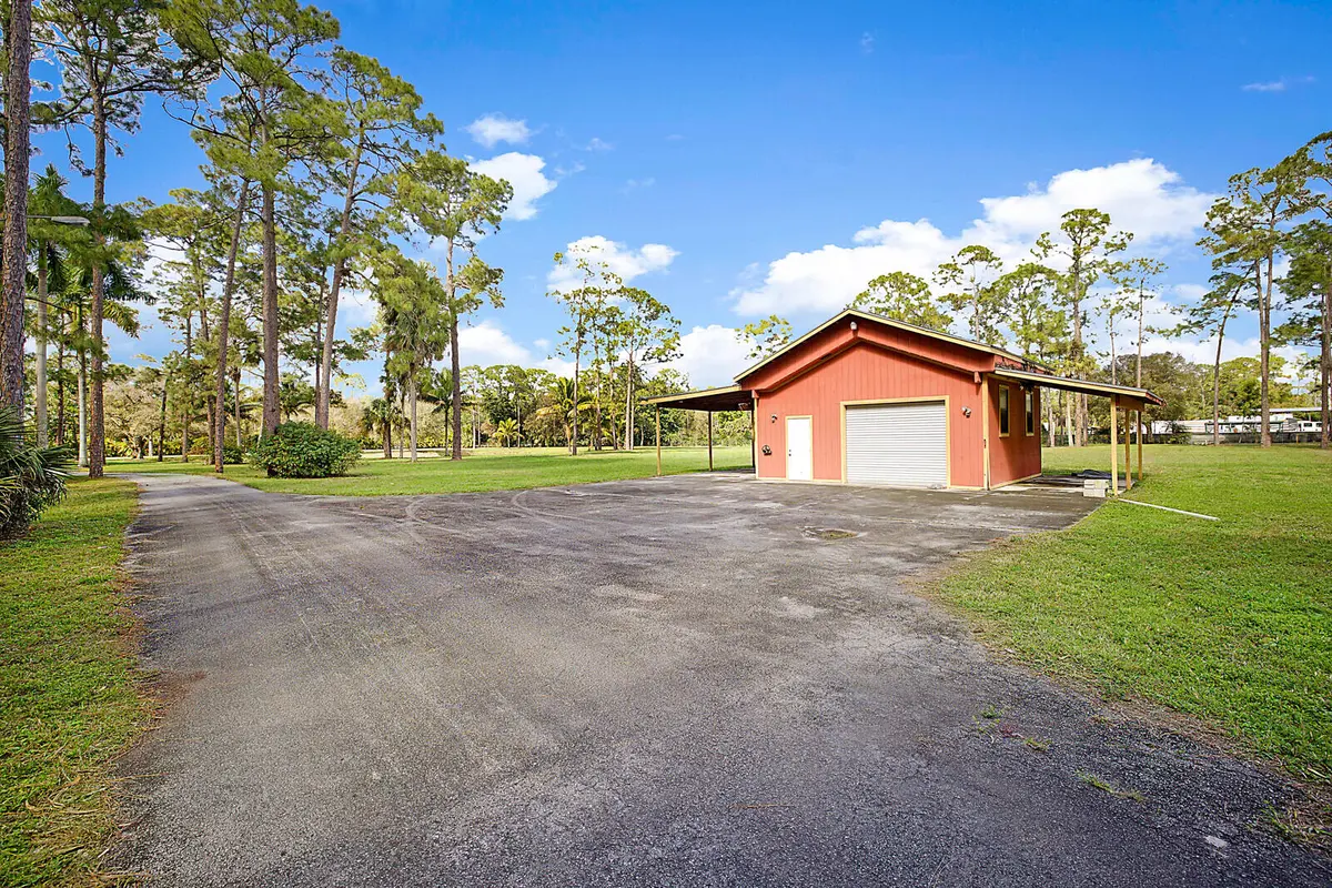storage garage at 2150/2140 C Road, Loxahatchee Groves