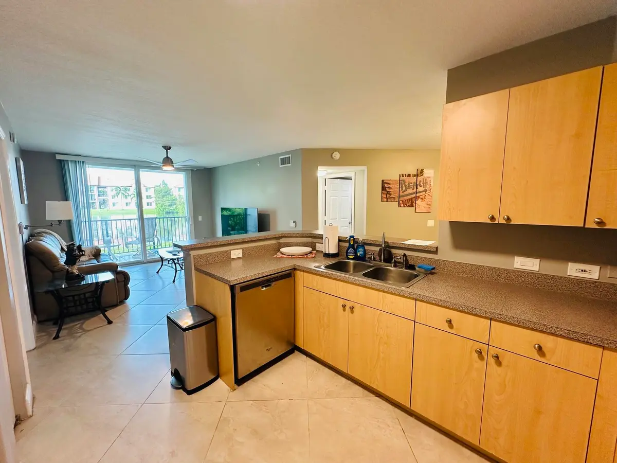kitchen SS appliances at 902 Villa Circle, Boynton Beach