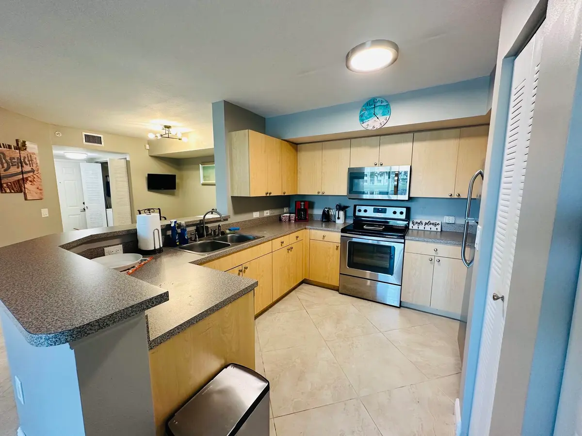 Stainless Steal appliances at 902 Villa Circle, Boynton Beach