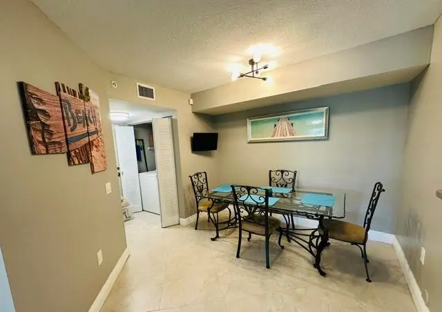 dining room at 902 Villa Circle, Boynton Beach