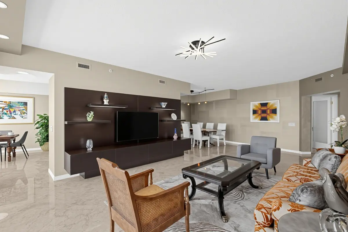Great circular flow at 411 N New River Drive 1903, Fort Lauderdale
