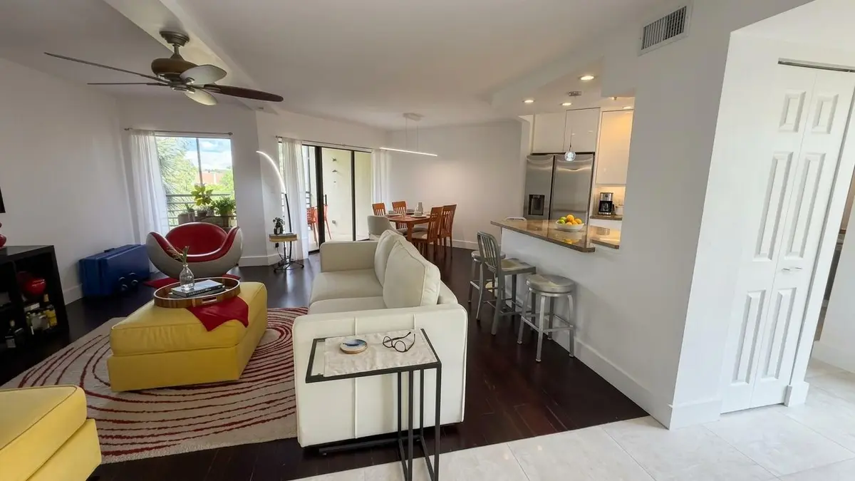 Living 2 at 5900 Camino Del Sol 302, Boca Raton