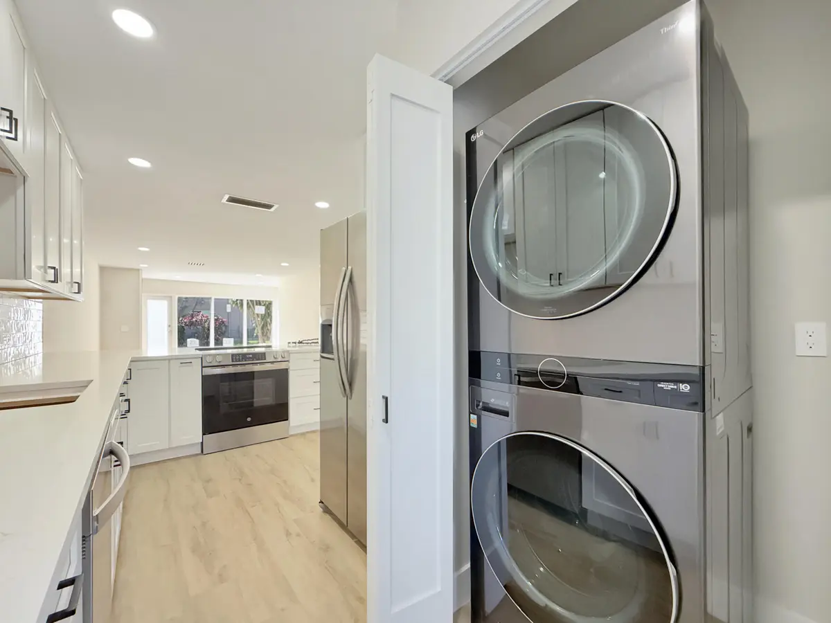 Full SIZE Laundry at 13924 Vía Flora B, Delray Beach