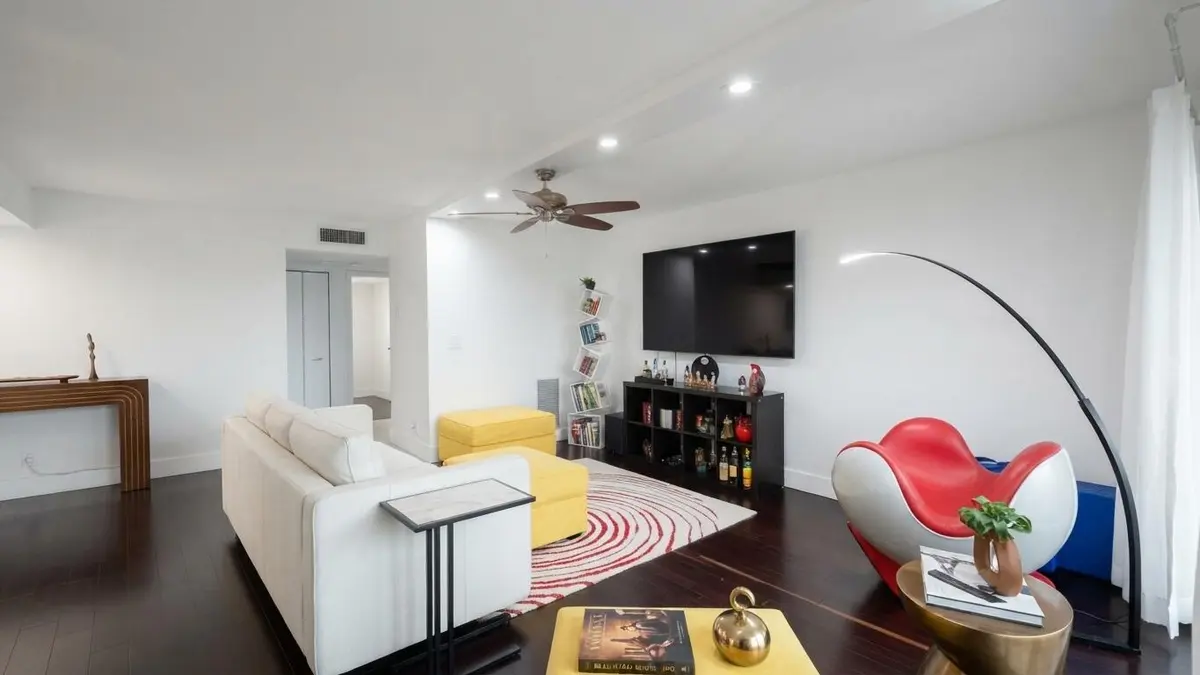 Living 3 at 5900 Camino Del Sol 302, Boca Raton