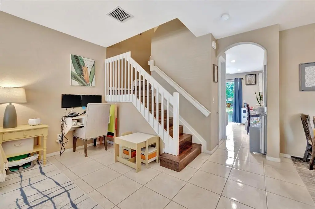 2851 W PROSPECT Road 1209, Tamarac, FL – photo 2