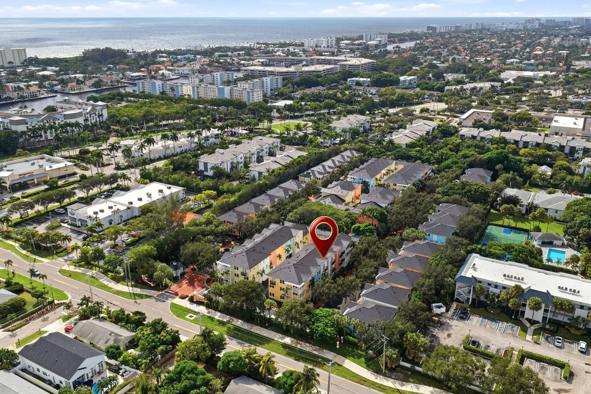 Aerial view Southeast at 1009 W Heritage Club Circle, Delray Beach