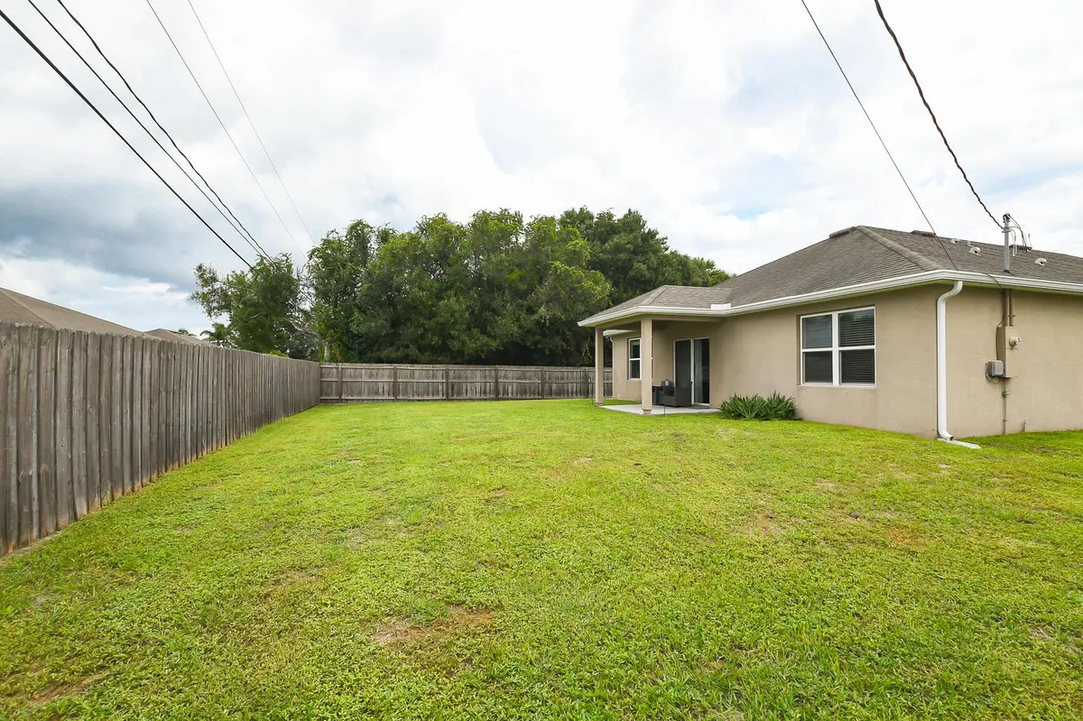 Large backyard at 613 SW POST Terrace, Port St. Lucie