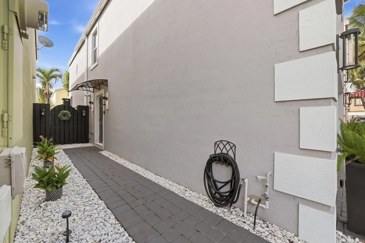 Side Walkway at 3122 Shelby Way, Palm Springs