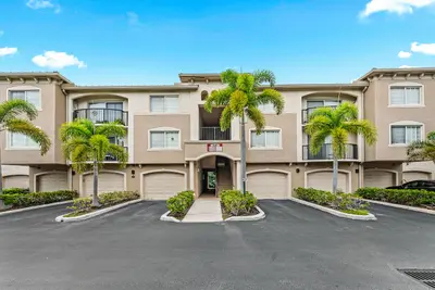 200 Crestwood Court 211, Royal Palm Beach – Condominium for sale