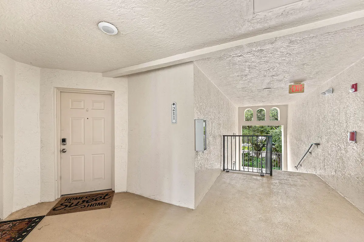 004-200CrestwoodCourtNorth-211-RoyalPalm at 200 Crestwood Court 211, Royal Palm Beach
