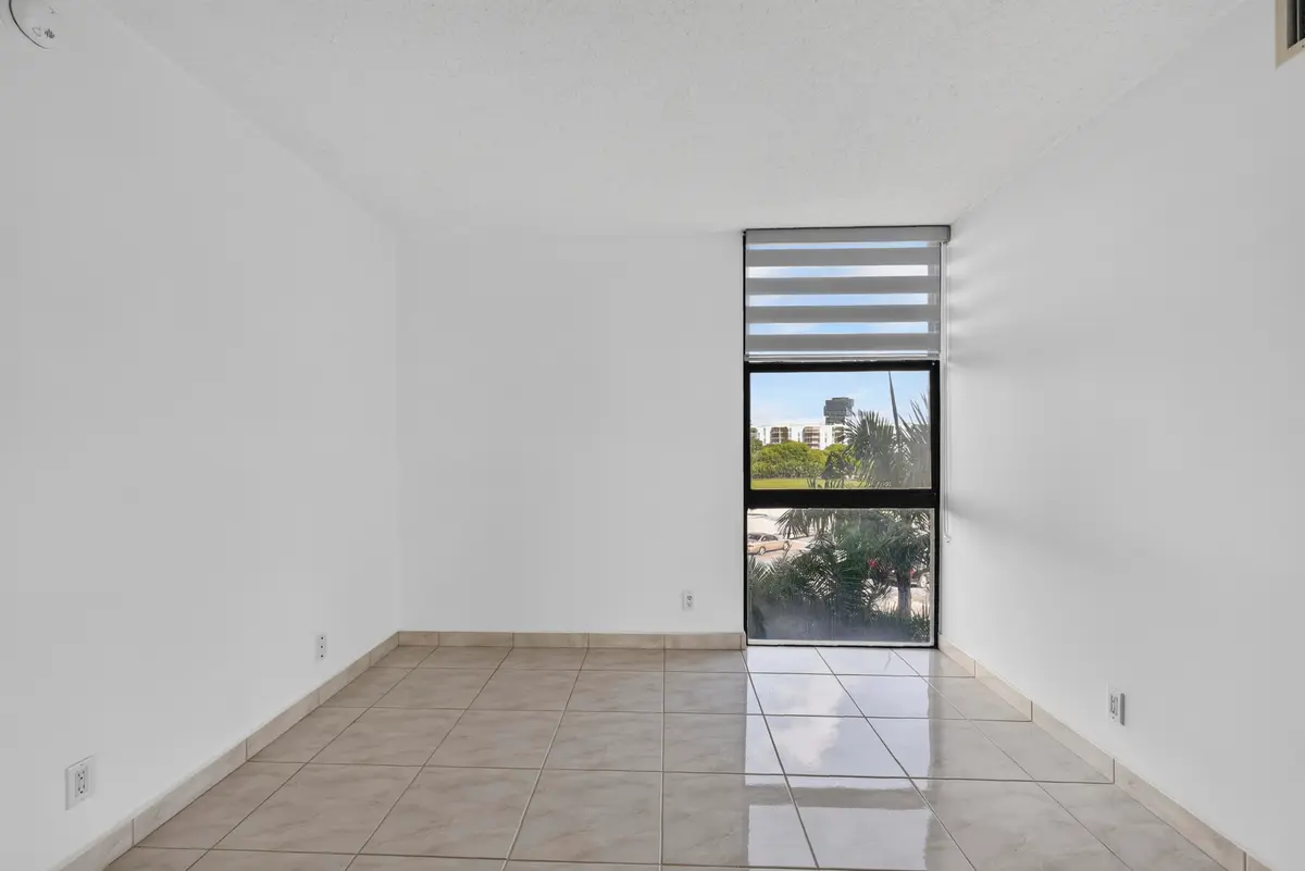 34-8I8A9535 at 20301 W COUNTRY CLUB Drive 523, Aventura