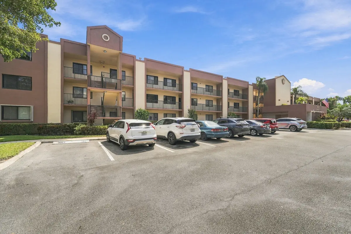 03_out buildings at 10607 W CLAIRMONT Circle 109, Tamarac