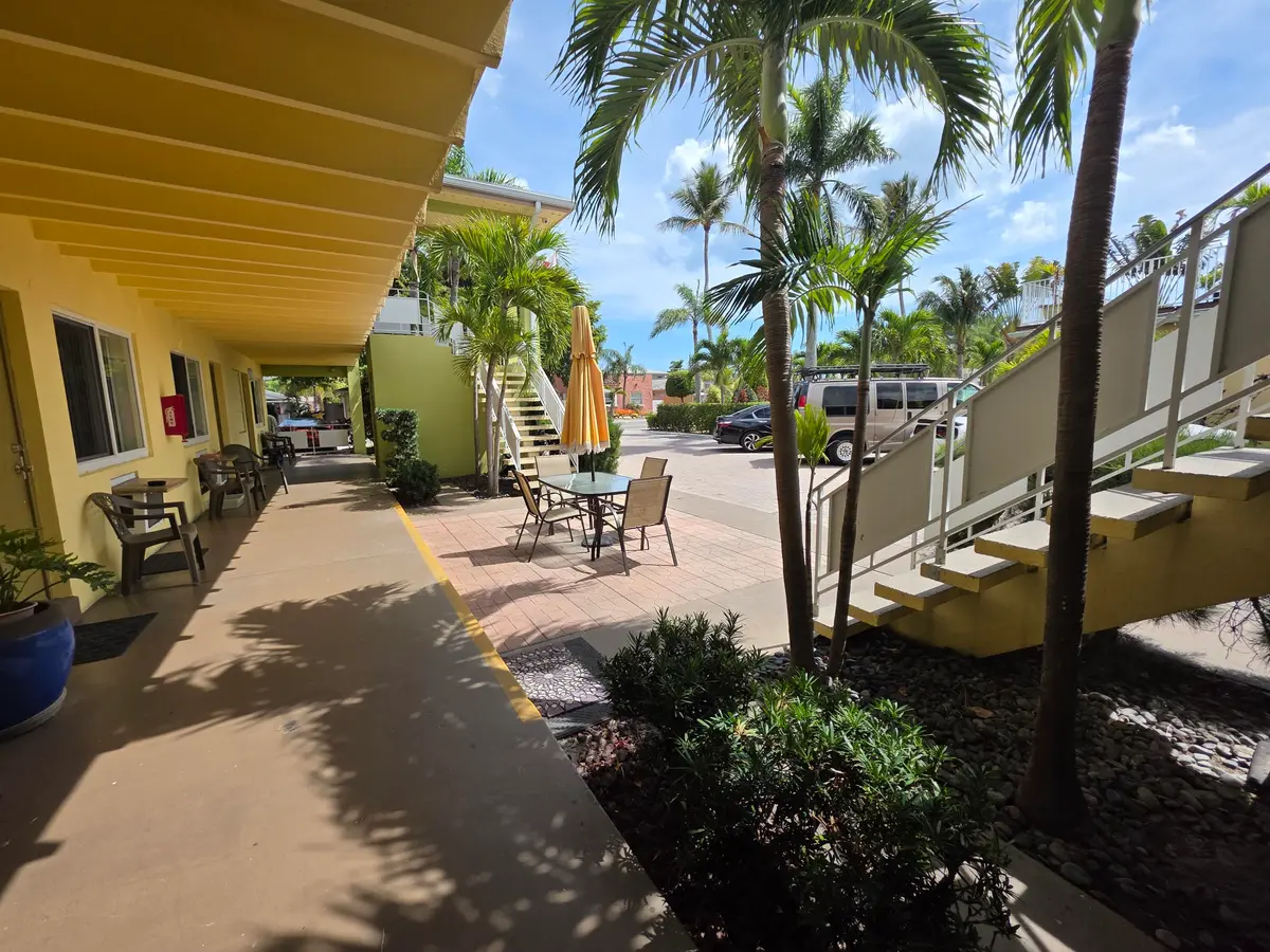 Courtyard at 911 N Federal Highway 101, Lake Worth Beach
