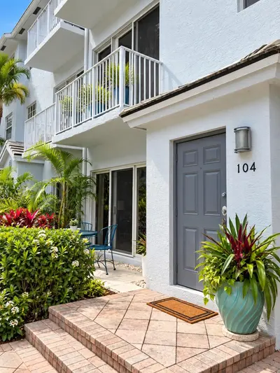 2725 NE 8th Avenue 104, Wilton Manors – Townhouse for sale