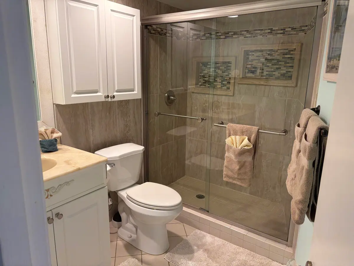 Guest Bath Longwood at 11811 Ave Of The PGA 3-1F, Palm Beach Gardens