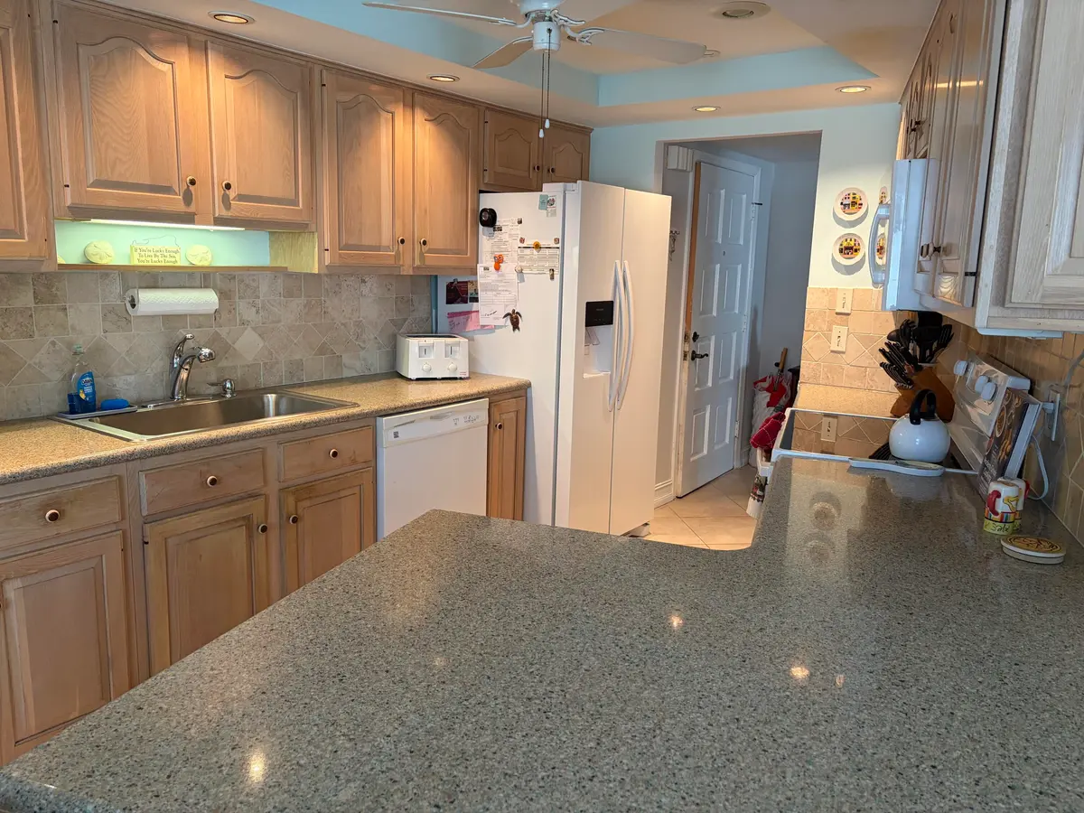 Kitchen Longwood at 11811 Ave Of The PGA 3-1F, Palm Beach Gardens