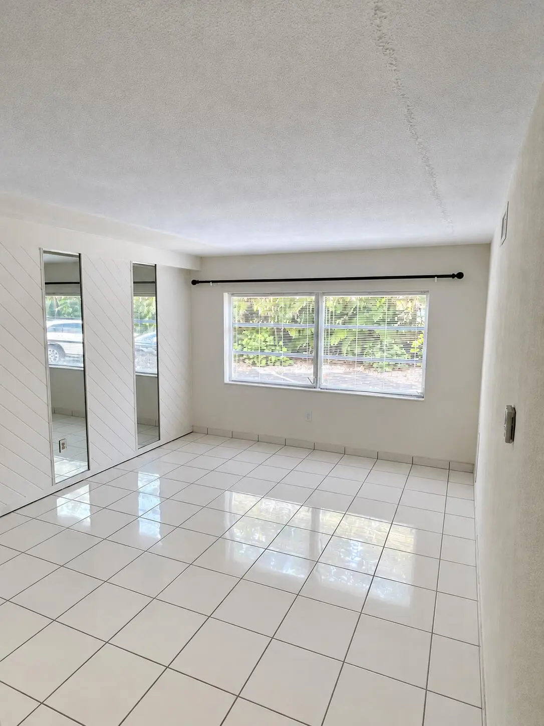 living room at 382 E ROYAL PALM Road 0050, Boca Raton