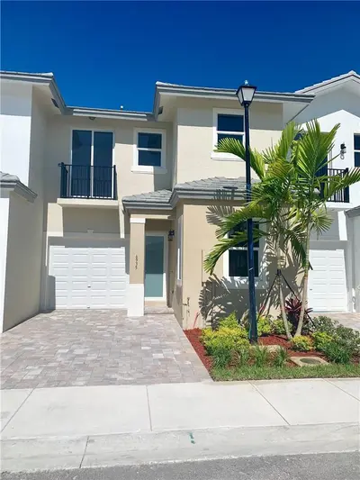 6935 PINES Circle 16, Coconut Creek – Townhouse for sale