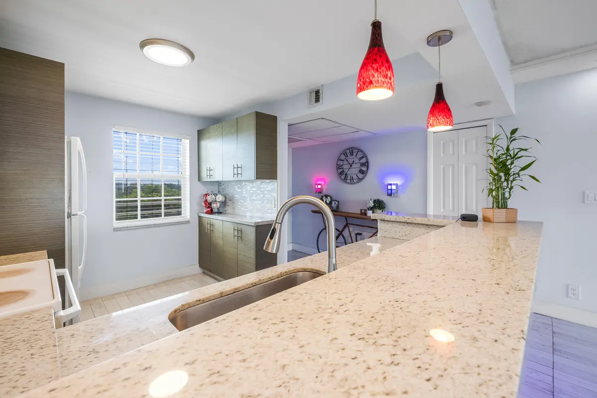 575 R-5351 at 575 Oaks Lane 708, Pompano Beach