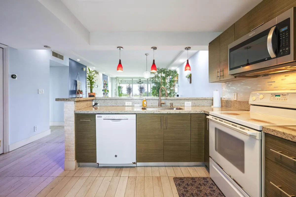 575 R-5374 at 575 Oaks Lane 708, Pompano Beach