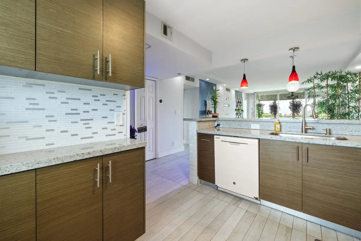 575 R-5384 at 575 Oaks Lane 708, Pompano Beach