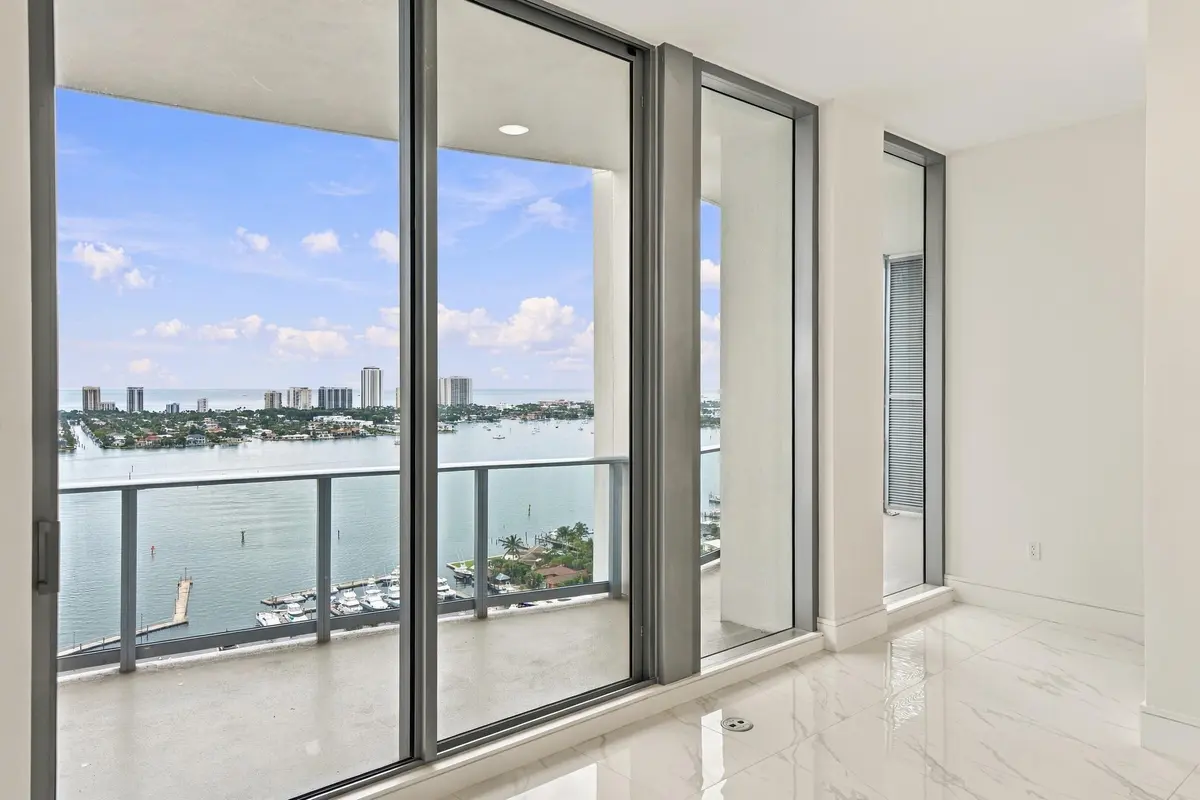 5_018__jjl0233 at 220 LAKE SHORE Drive 2306, West Palm Beach