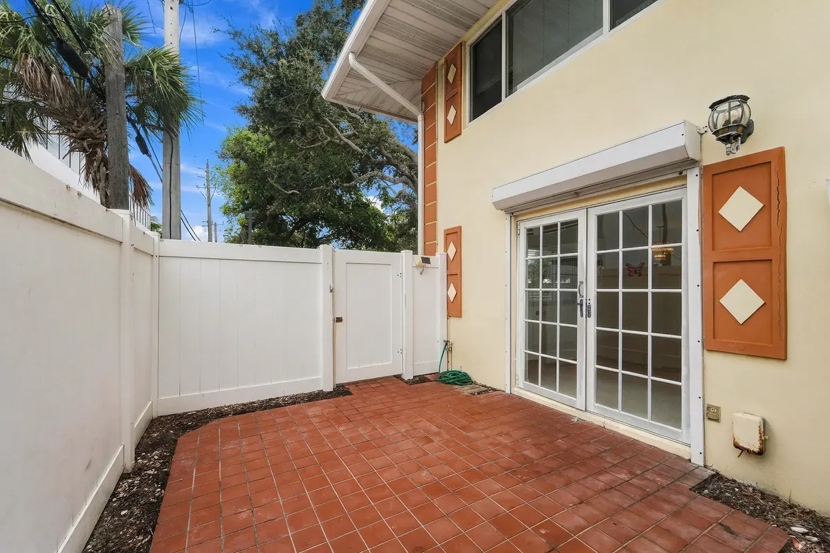 02_08_patio at 2624 NE 32ND Street 105, Fort Lauderdale