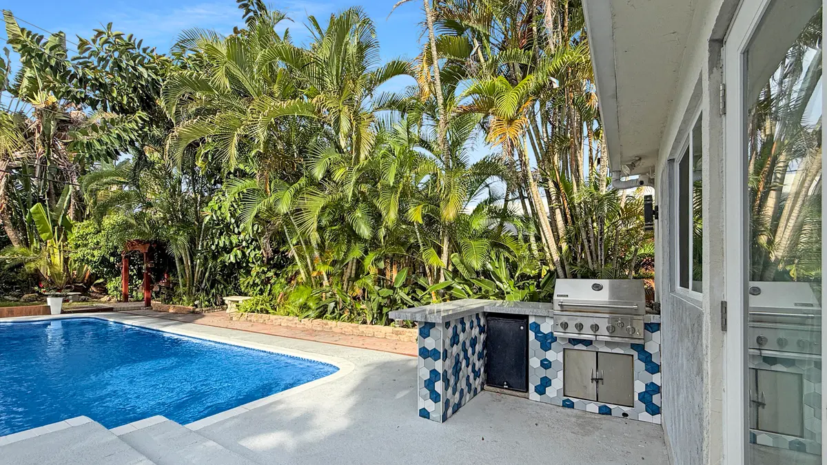 outdoor kitchen at 941 SW 19TH Street, Boca Raton