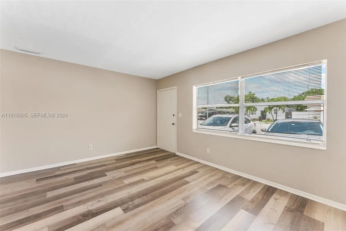 LR at 1142 NE 15th Avenue B, Fort Lauderdale