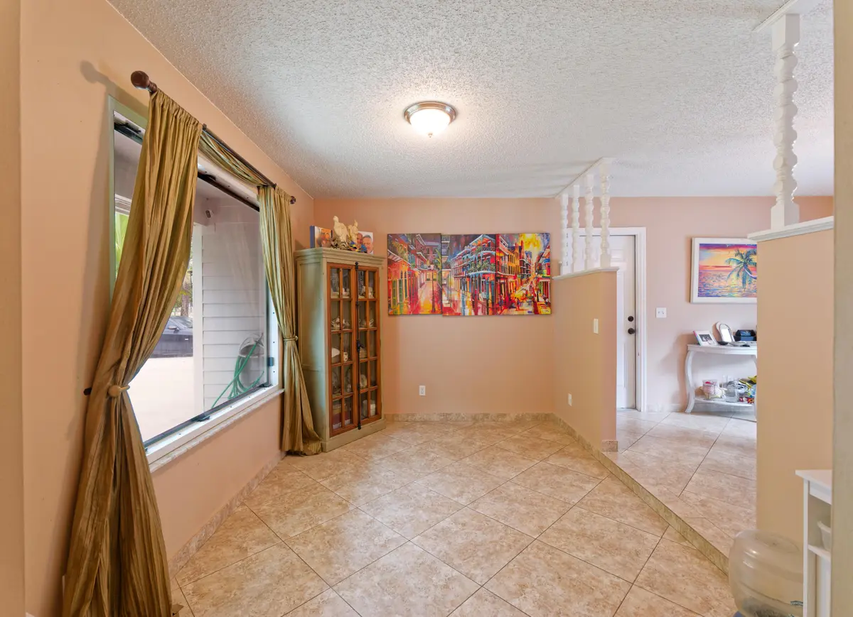 Living room at 6922 150th Place, Palm Beach Gardens