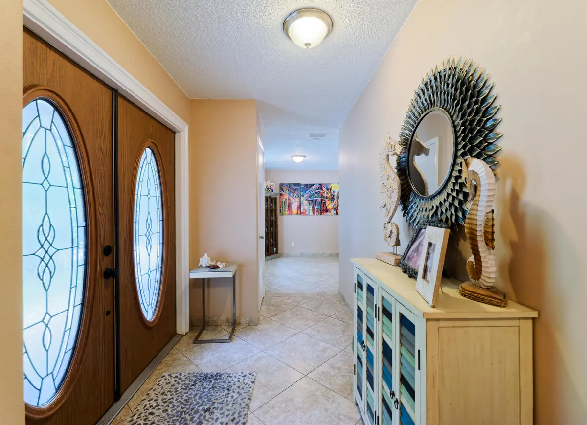 Entry hall at 6922 150th Place, Palm Beach Gardens