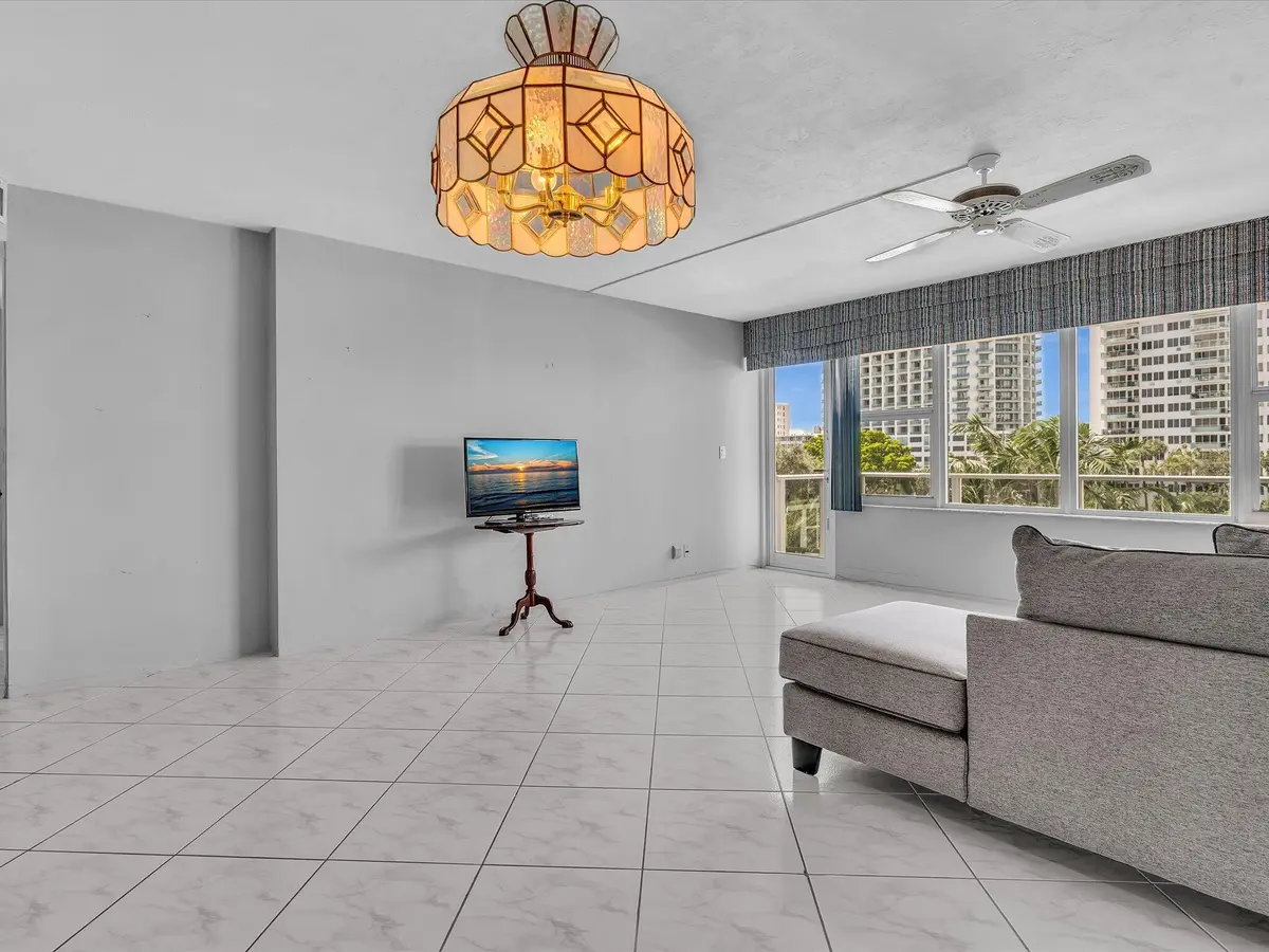 Diagonal porcelain tiles at 3333 NE 34TH Street 418, Fort Lauderdale