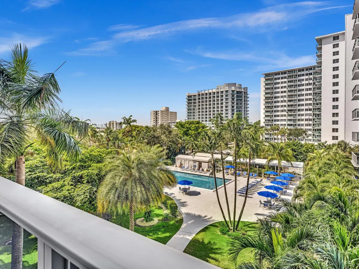 Beautiful landscaping at 3333 NE 34TH Street 418, Fort Lauderdale