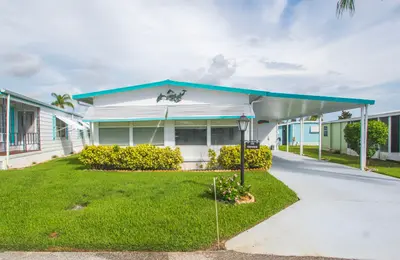 123 La Vaughn Circle, Jensen Beach – Mobile Home for sale