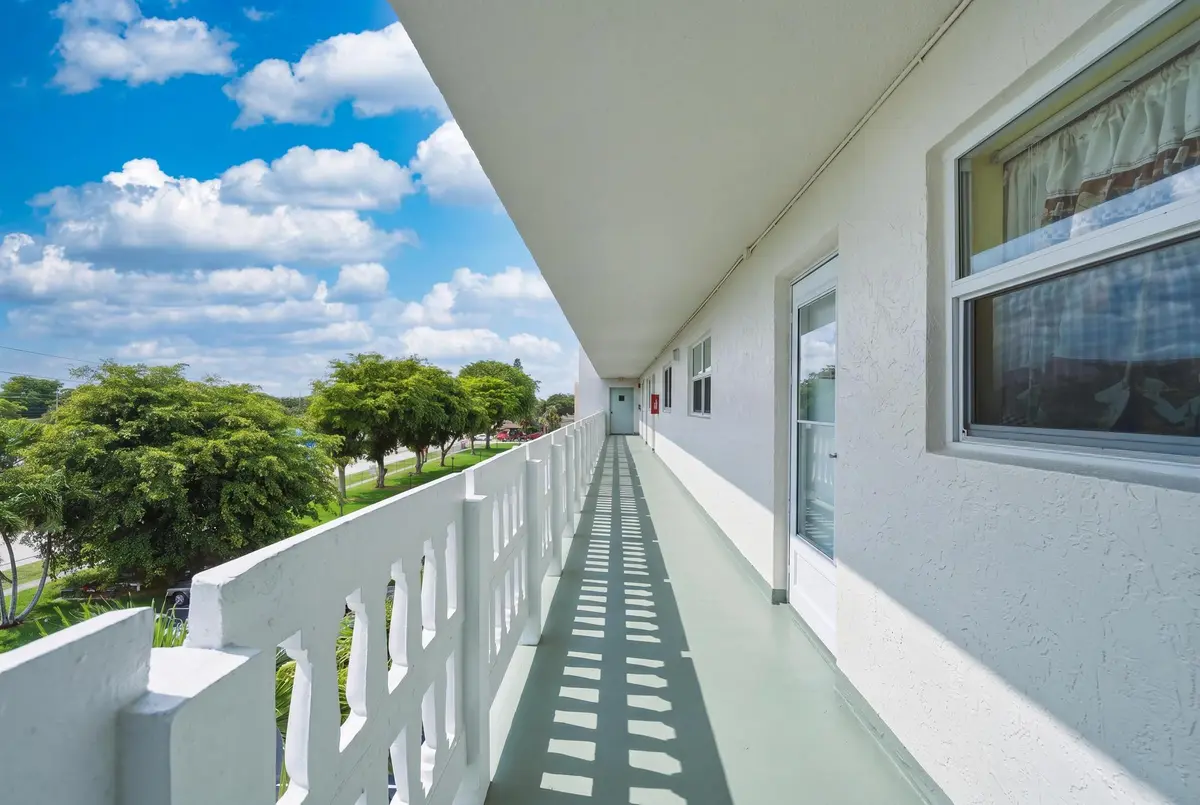 DSC06483_reedit_60bc22a9 at 205 SE 11th Terrace, Dania Beach