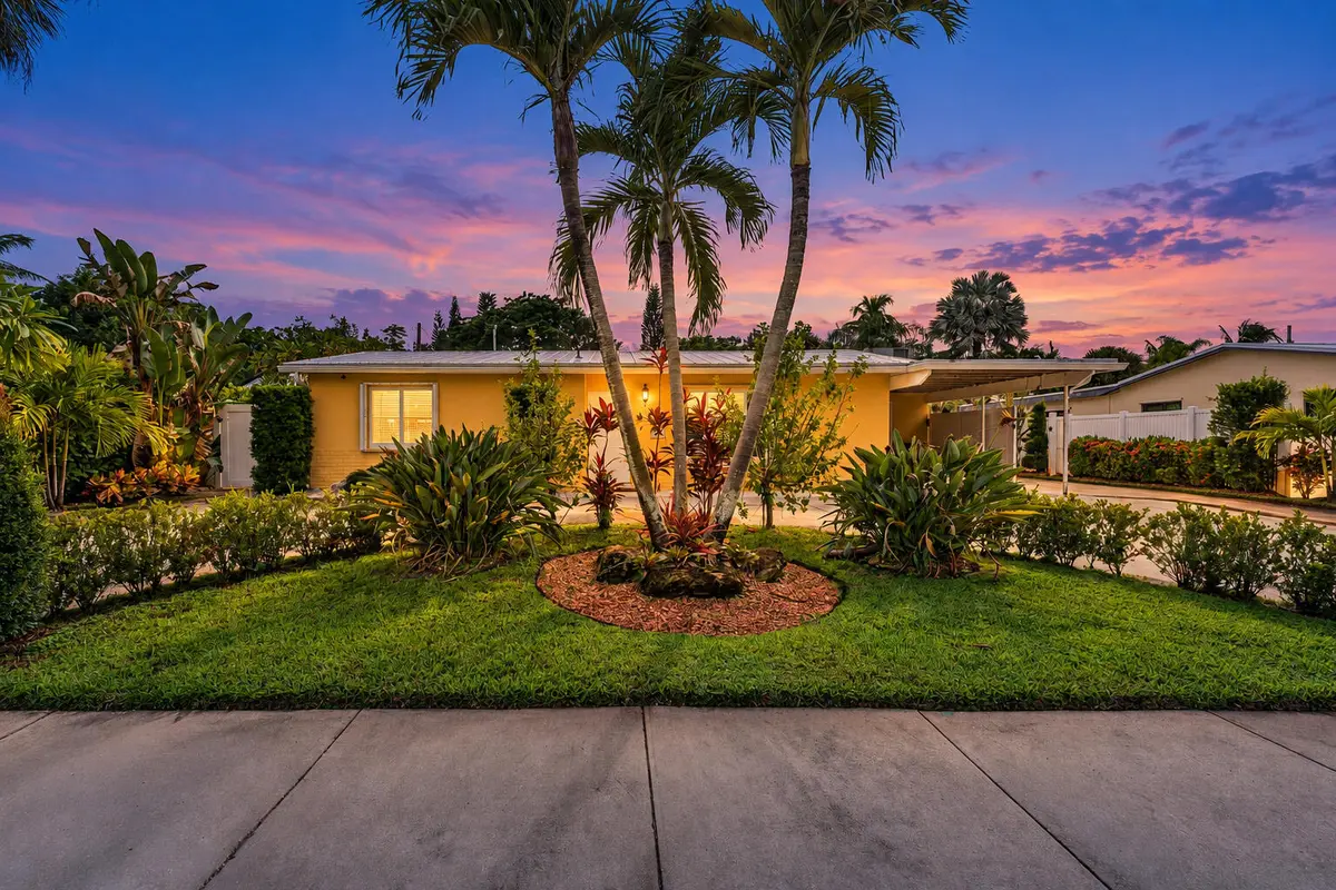 Front of House at 949 Laurel Road, North Palm Beach