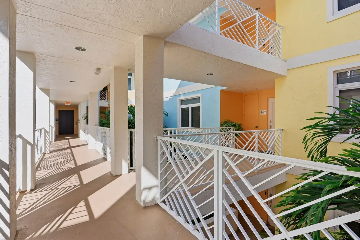 1-web-or-mls-002_0E2A0818 at 309 E OCEAN Avenue 202, Lantana
