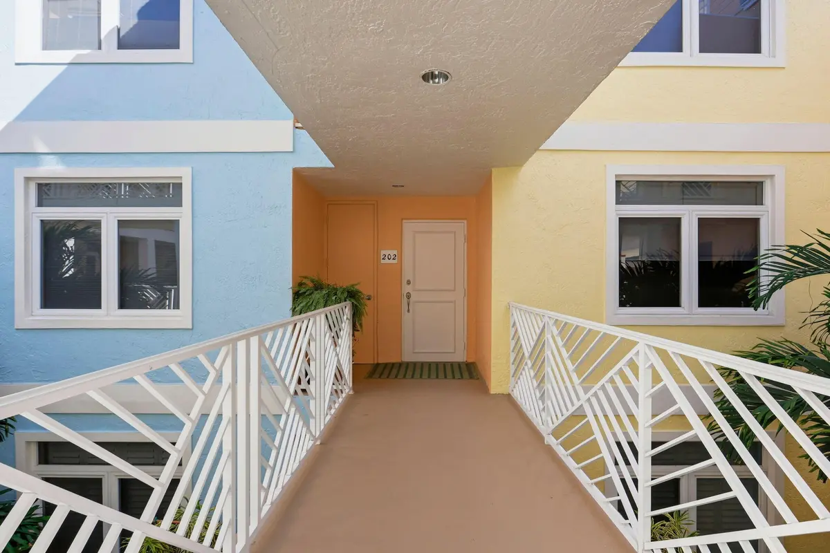 2-web-or-mls-003_0E2A0821 at 309 E OCEAN Avenue 202, Lantana