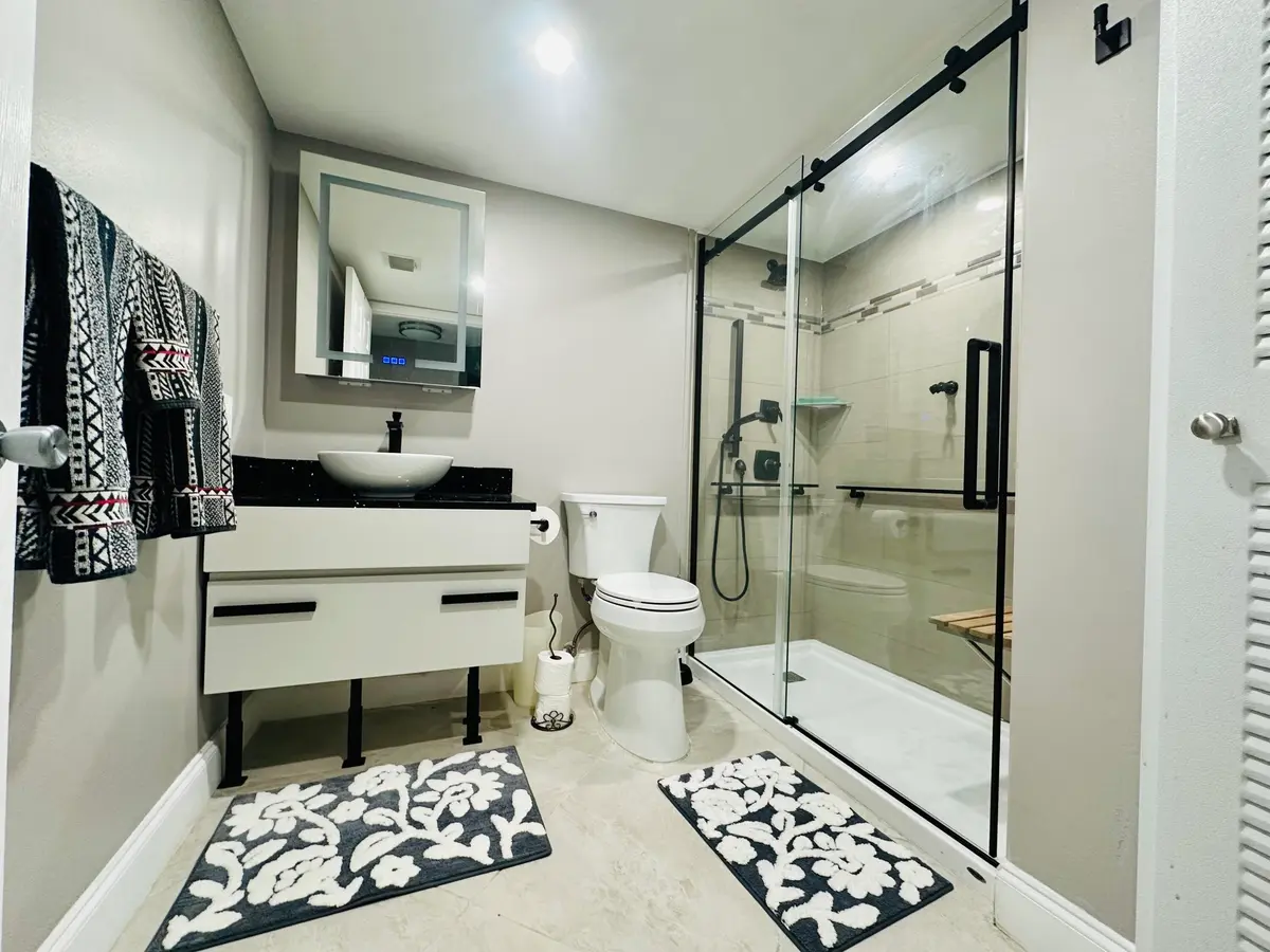 Guest bathroom at 902 Villa Circle, Boynton Beach