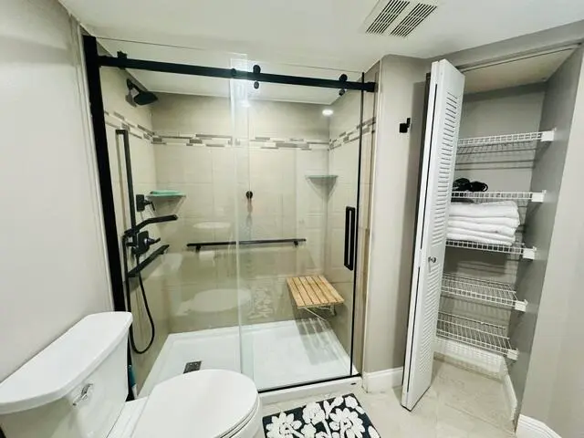 Guest bathroom at 902 Villa Circle, Boynton Beach
