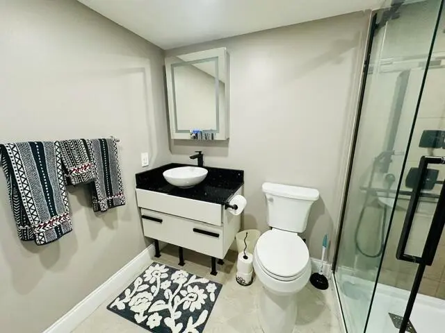 Guest bathroom at 902 Villa Circle, Boynton Beach