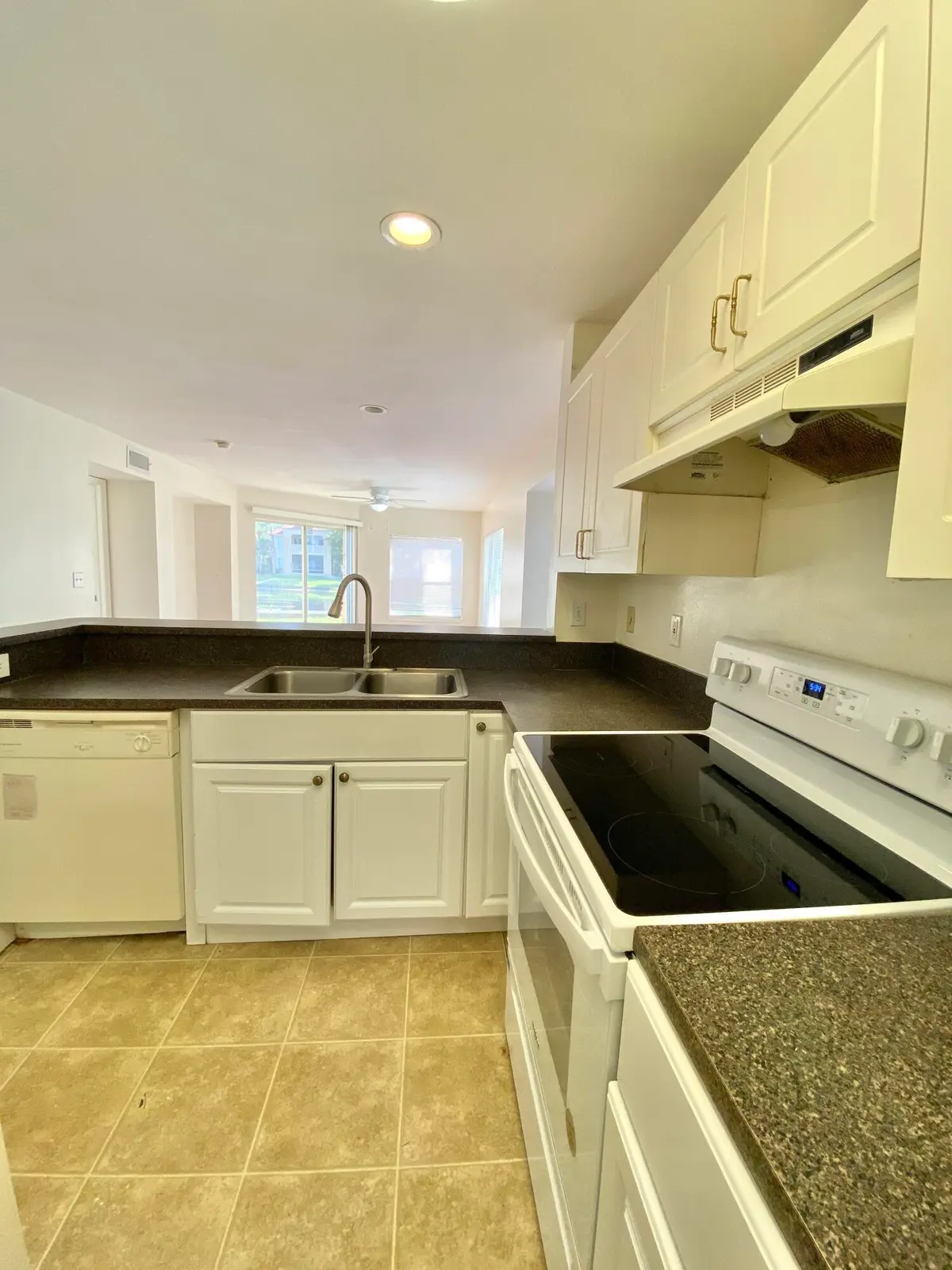 4839 Via Palm Lk #1108 - Kitchen at 4839 Via Palm Lakes 1108, West Palm Beach
