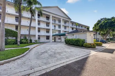 3710 WHITEHALL Drive 401, West Palm Beach – Condominium for sale
