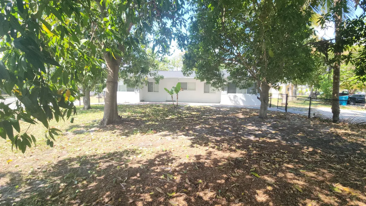 front yard at 198 SE 27th Court W, Boynton Beach