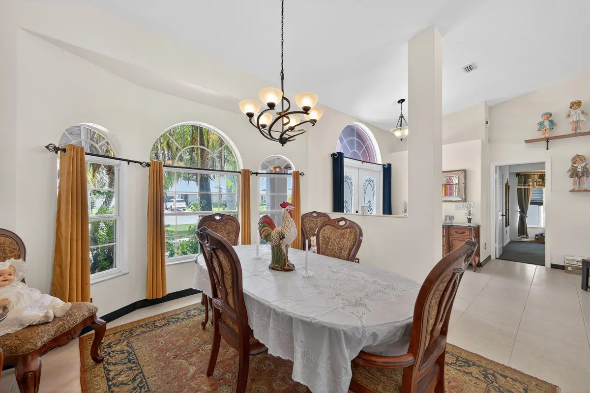 dining at 1541 SW Underwood Avenue, Port St. Lucie