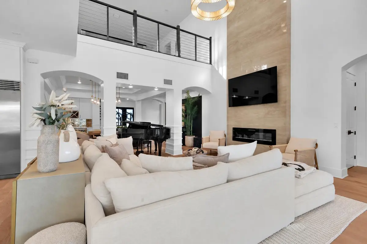 Seamless blank walls in an elegant hallw at 20089 SE BRIDGEWATER Drive, Jupiter